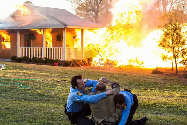 Geek insider under the dome: the fire 1 Under the dome - recap