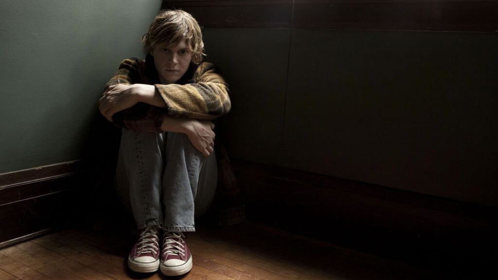 Evan-peters-tate-langdon-american-horror-story-wallpaper-2