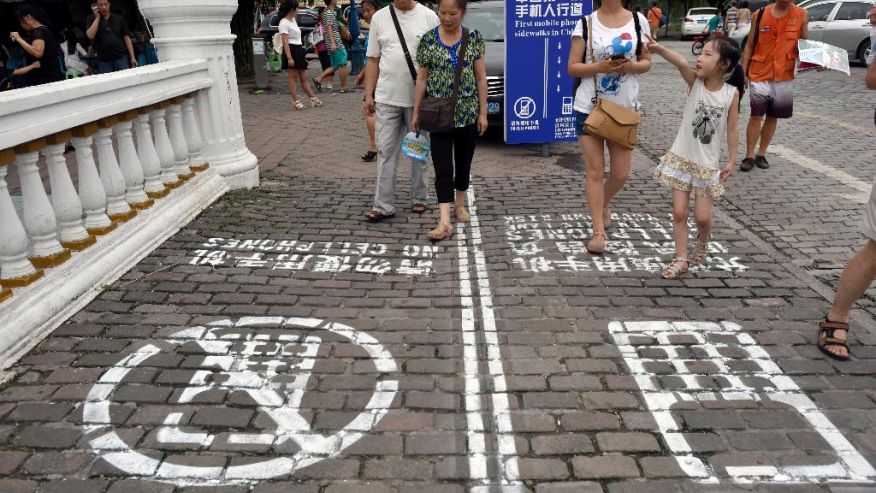 Geek insider, geekinsider, geekinsider. Com,, china with first no-cellphone sidewalk lane, living