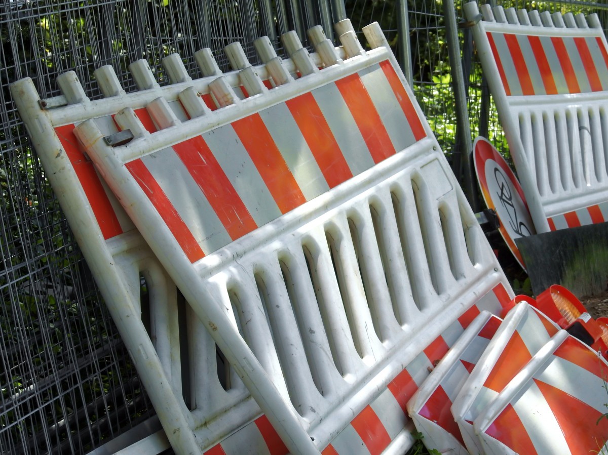 What makes plastic jersey barriers effective for event management?