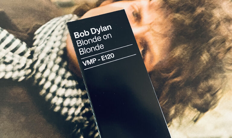 Vinyl me, please december ’22 unboxing – bob dylan ‘blonde on blonde’