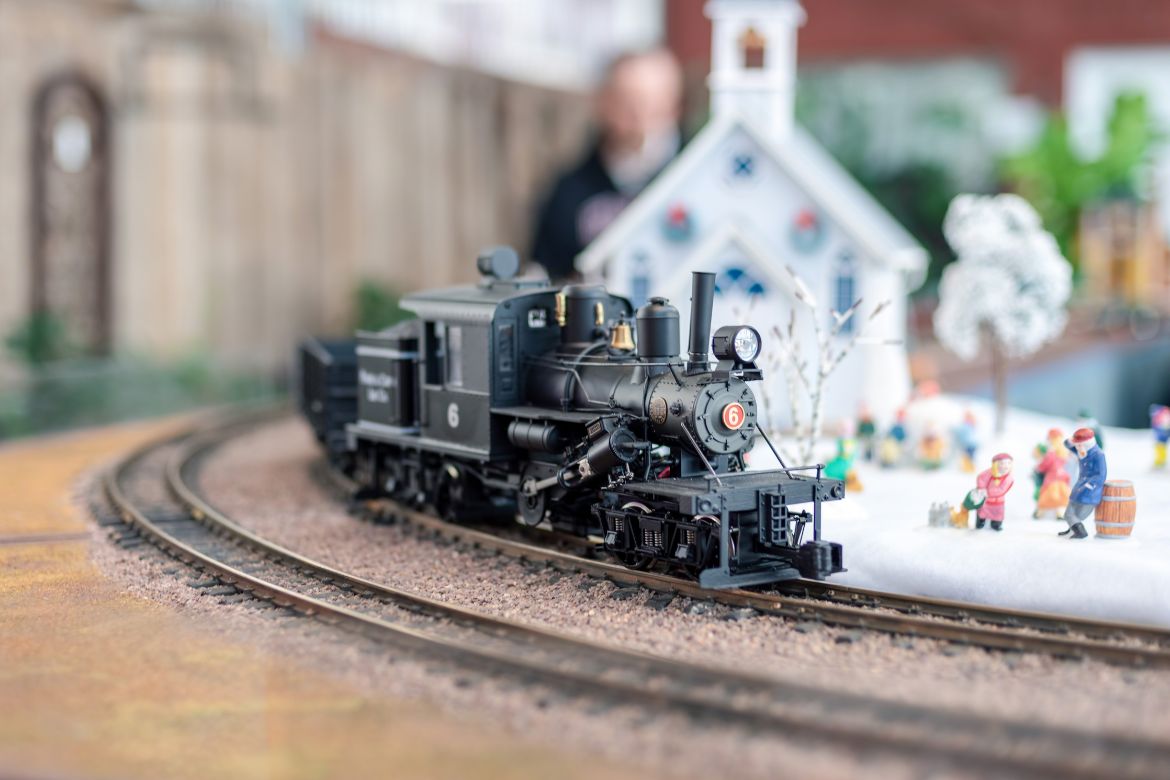 Tips for creating a convincing winter model train layout