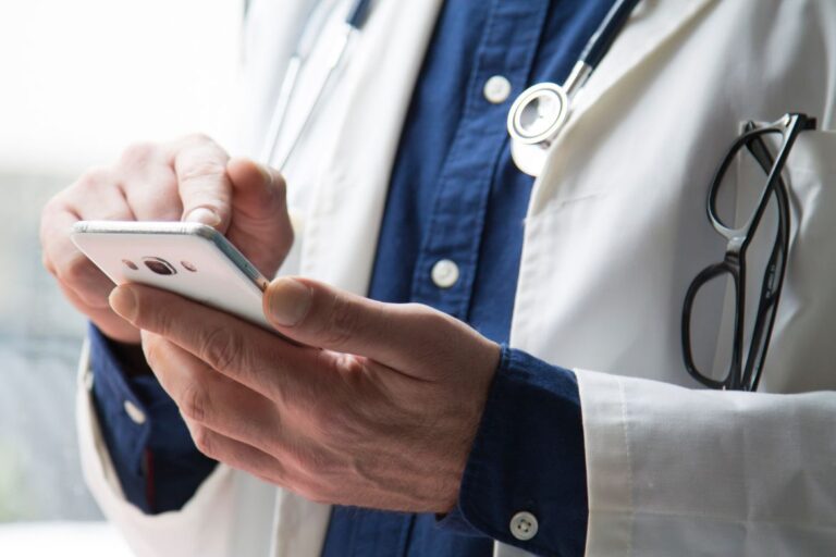 5 Portable Devices That Doctors Use in Healthcare