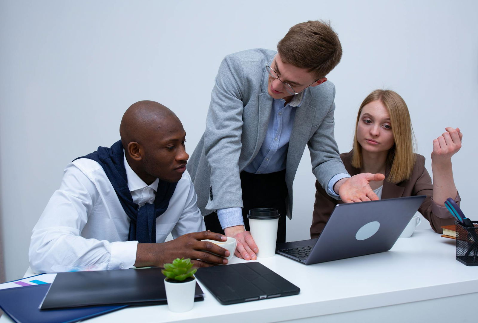 Boss and emplyee with ai in the workplace