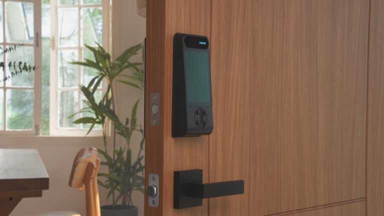 Geek insider, geekinsider, geekinsider. Com,, never charge again. Why the desloc smart lock v150 plus is built for sustained endurance, business